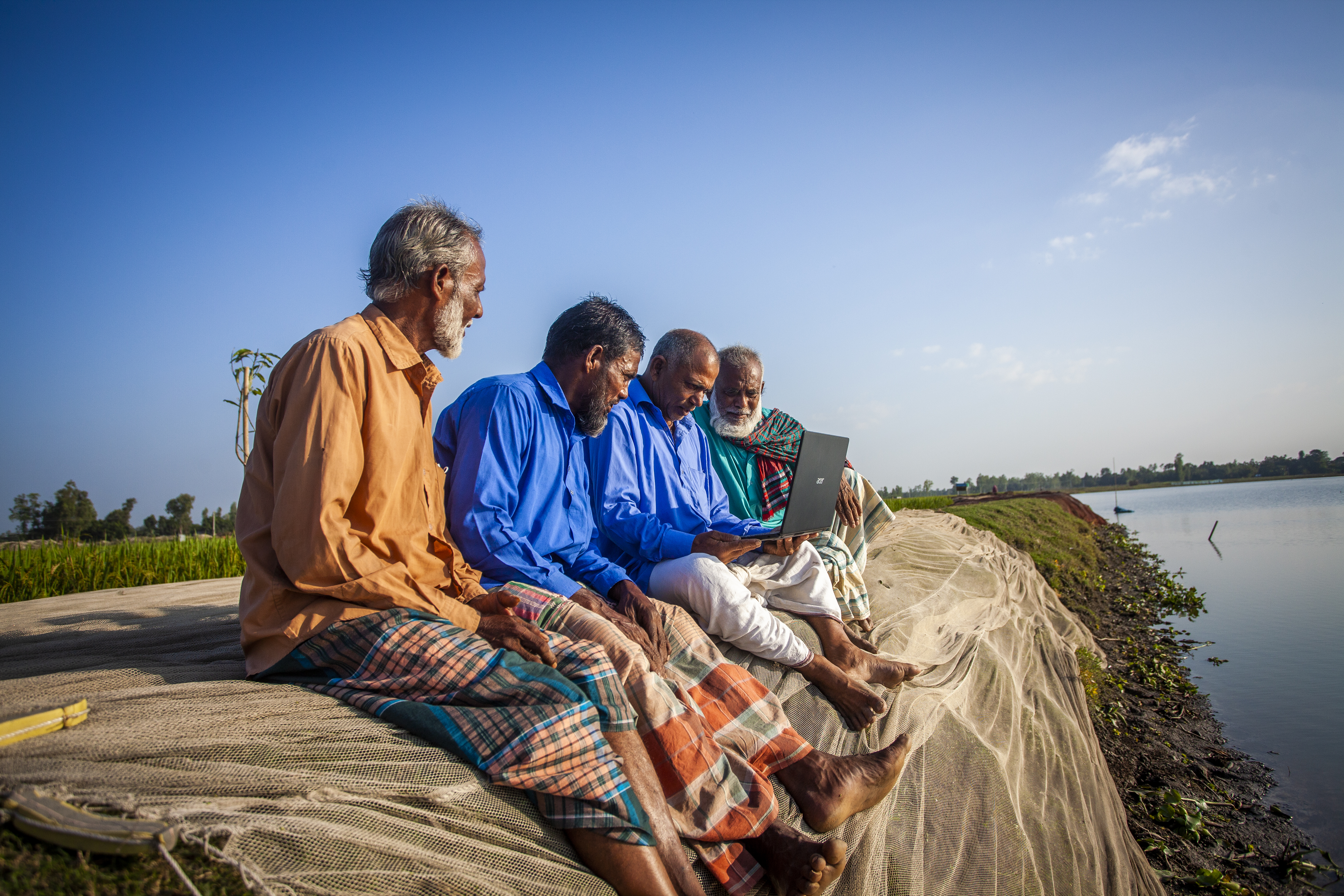 FAO_Fishers in a small meeting for marketing fish 